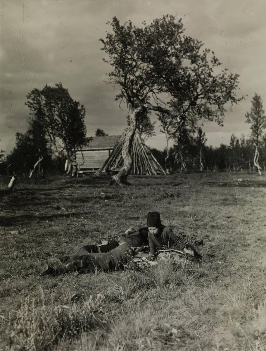 Läxläsning utanför skolkåtan, Lappland