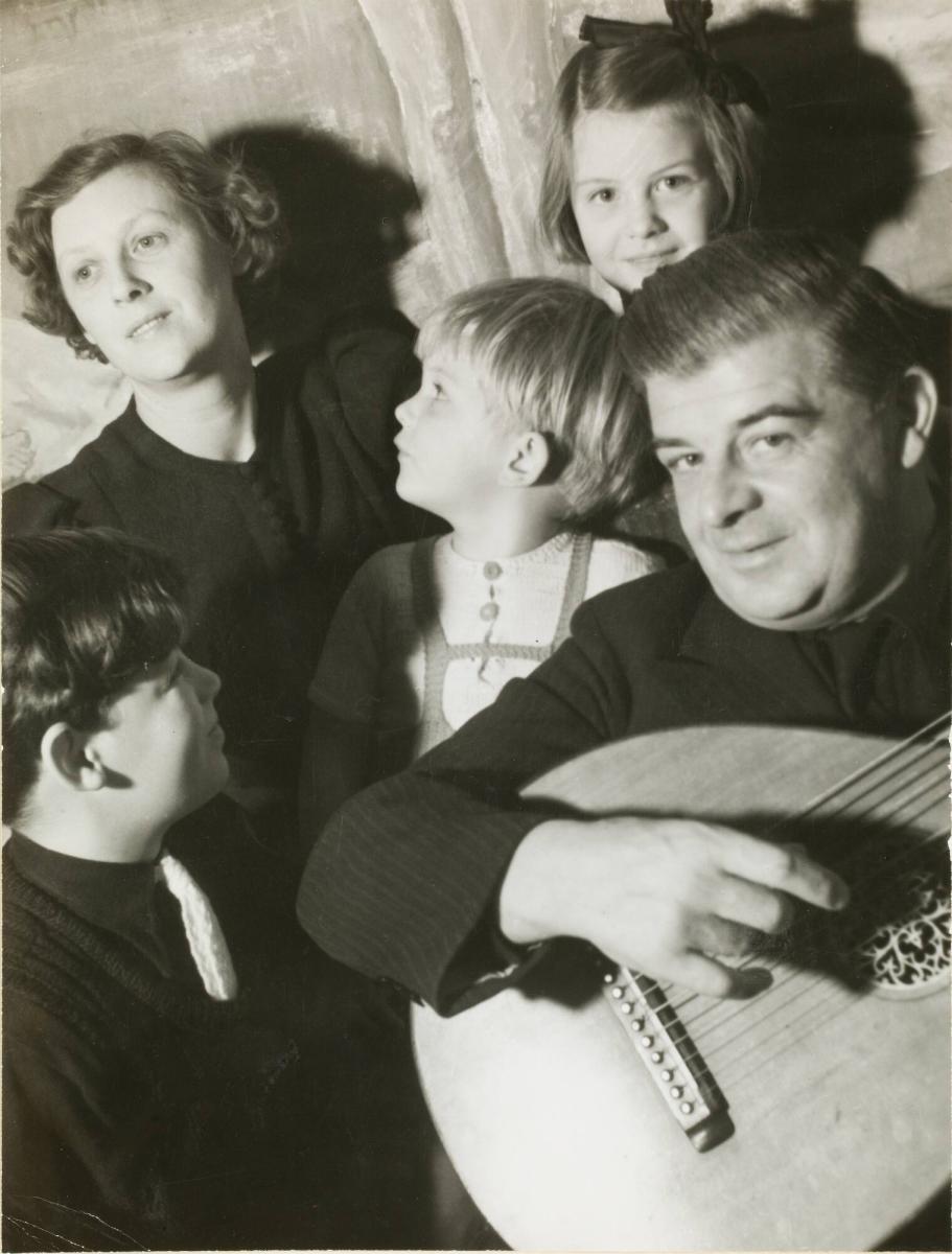Evert Taube med familj