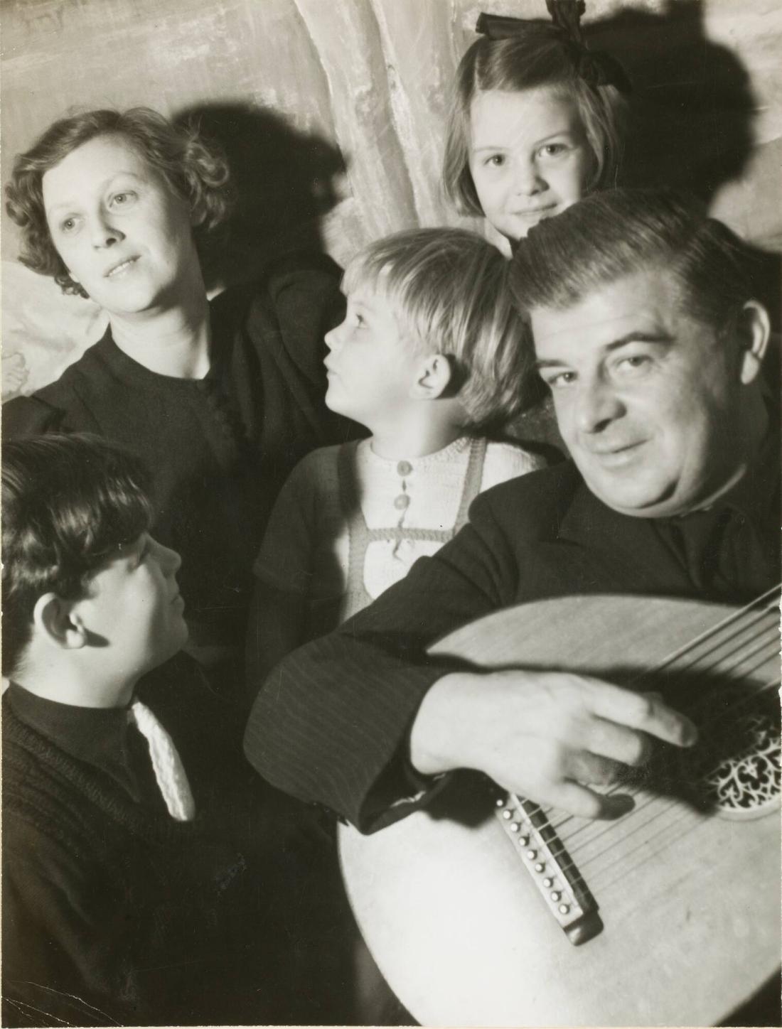 Evert Taube med familj