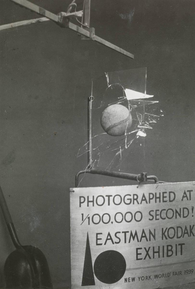 En träkula krossar en glasskiva. Kodak