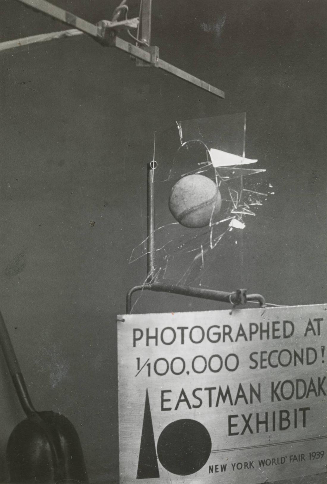 En träkula krossar en glasskiva. Kodak