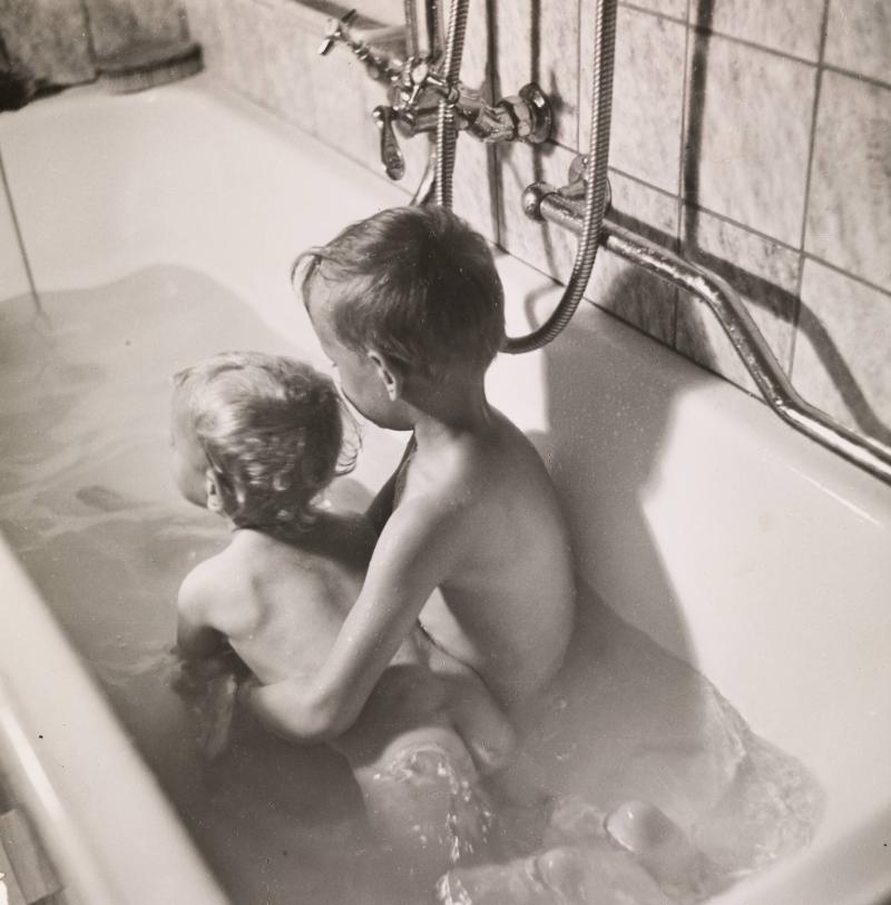 Lillebror får simlektion