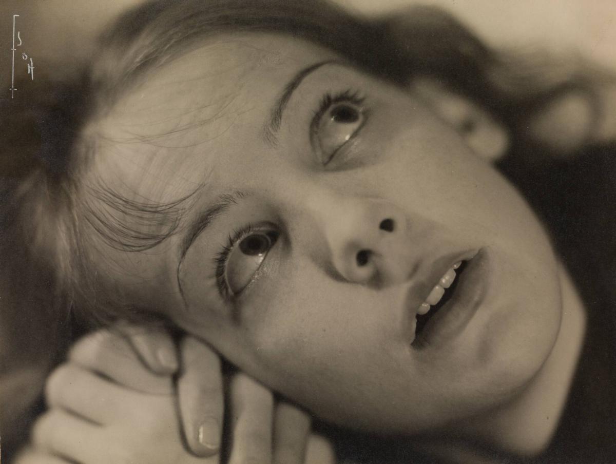 Porträtt av skådespelerskan Signe Hasso