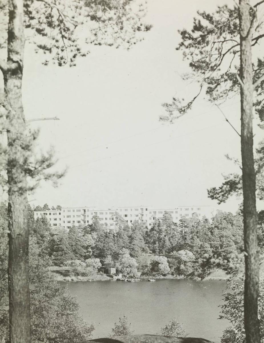 H. S. B. The outside of a co-operative dwellingcomplex for workmen families at Kungsholmen, the west part of Stockholm