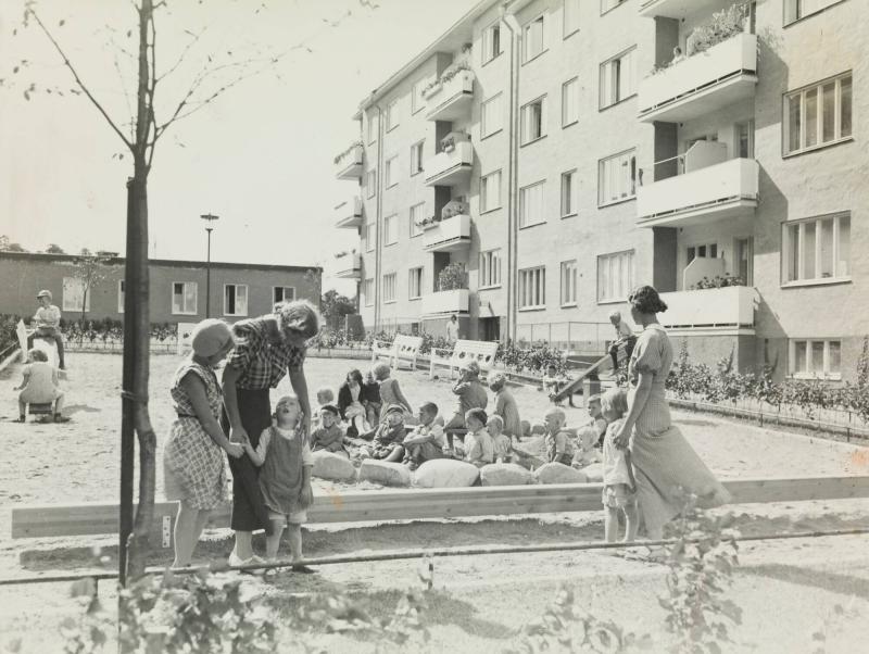 Barnens lekplats i ett H. S. B. - hus i Stockholm
