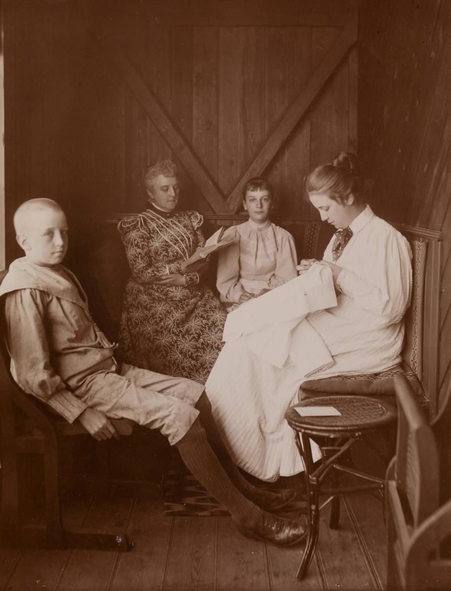 Ingrid, Nanna och Carl med mor Calla