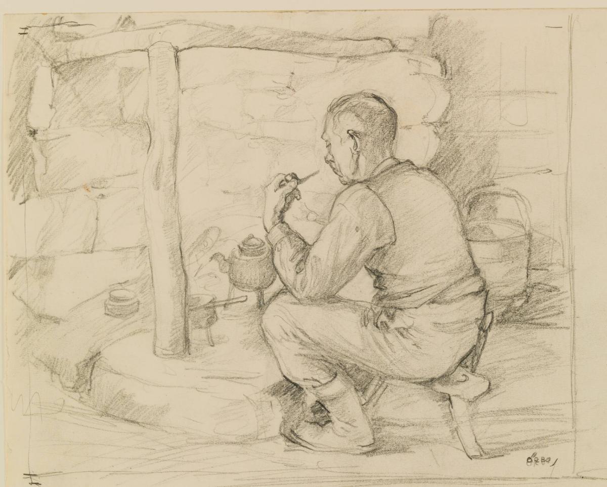 Interör med man framför härd (skogsarbetare?)