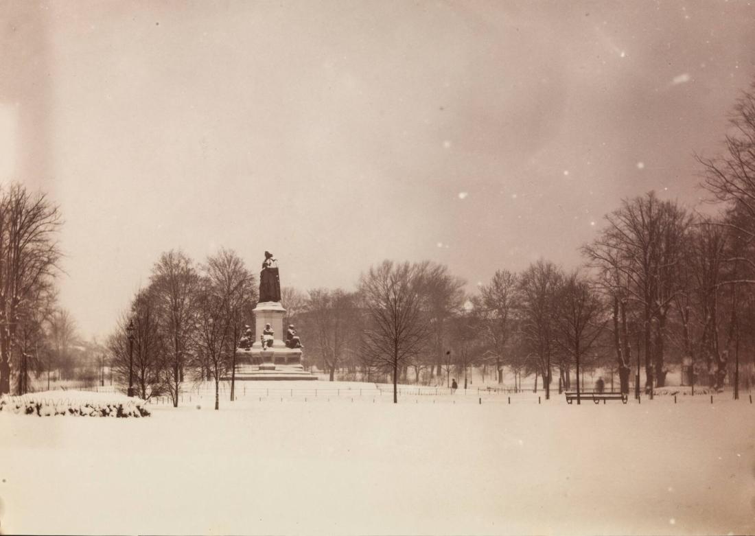 Humlegården och Linnés staty i snö