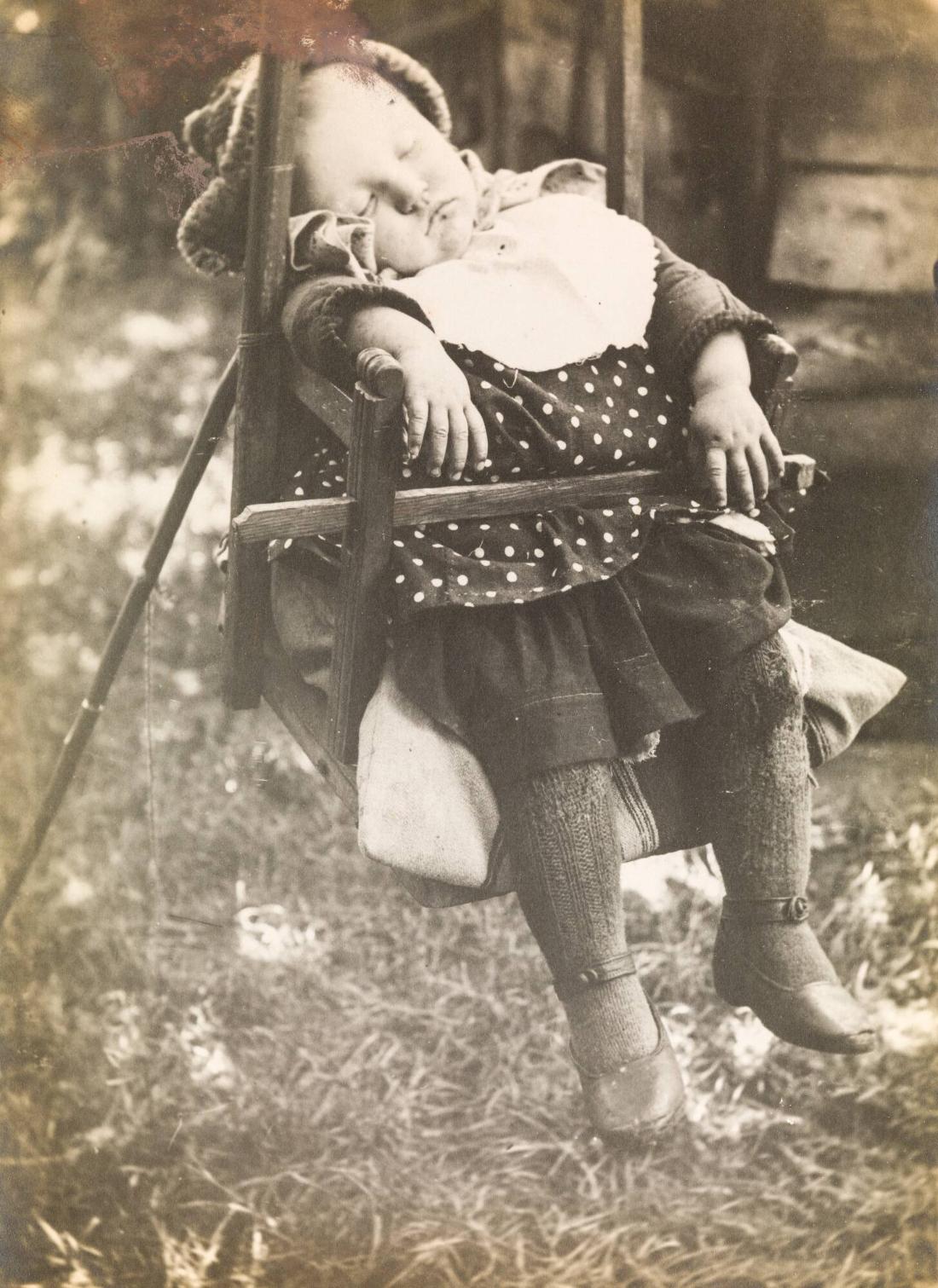 Flickebarn i gungan, Dammstugan.  Asige, Halland