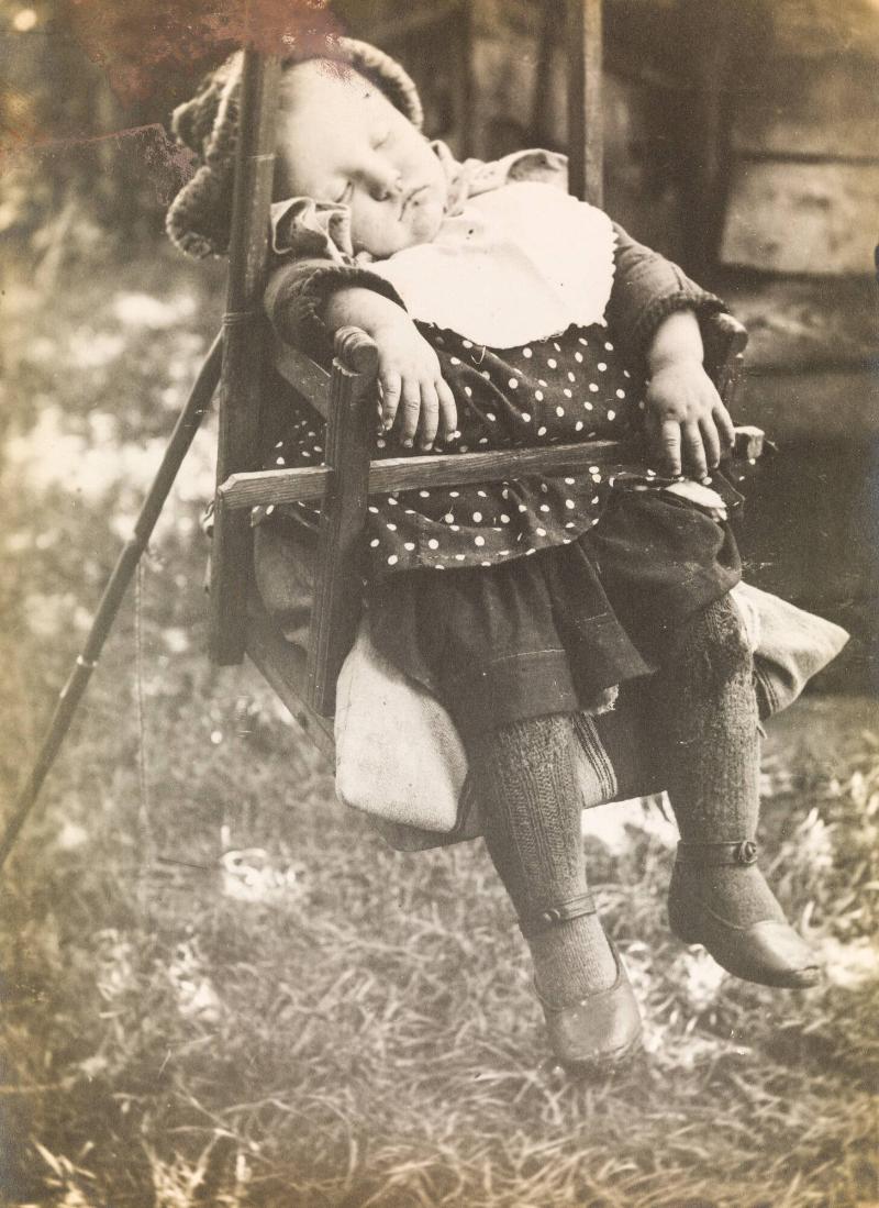 Flickebarn i gungan, Dammstugan.  Asige, Halland