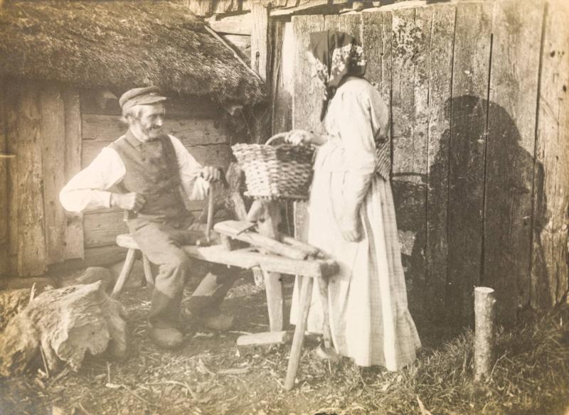 Äldre man och kvinna vid träskomärr. Halland
