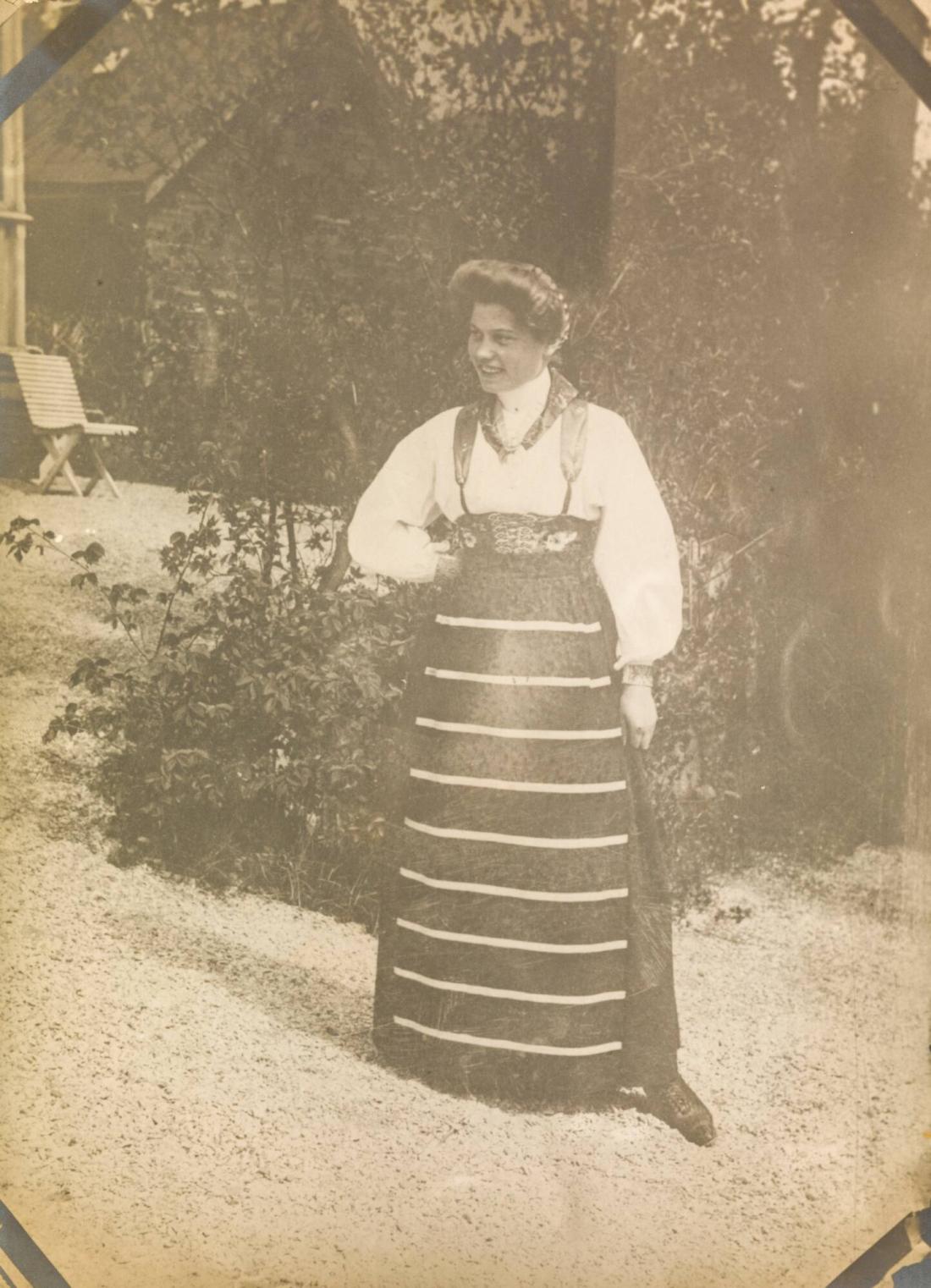 Kvinna i folkdräkt, Dalarna