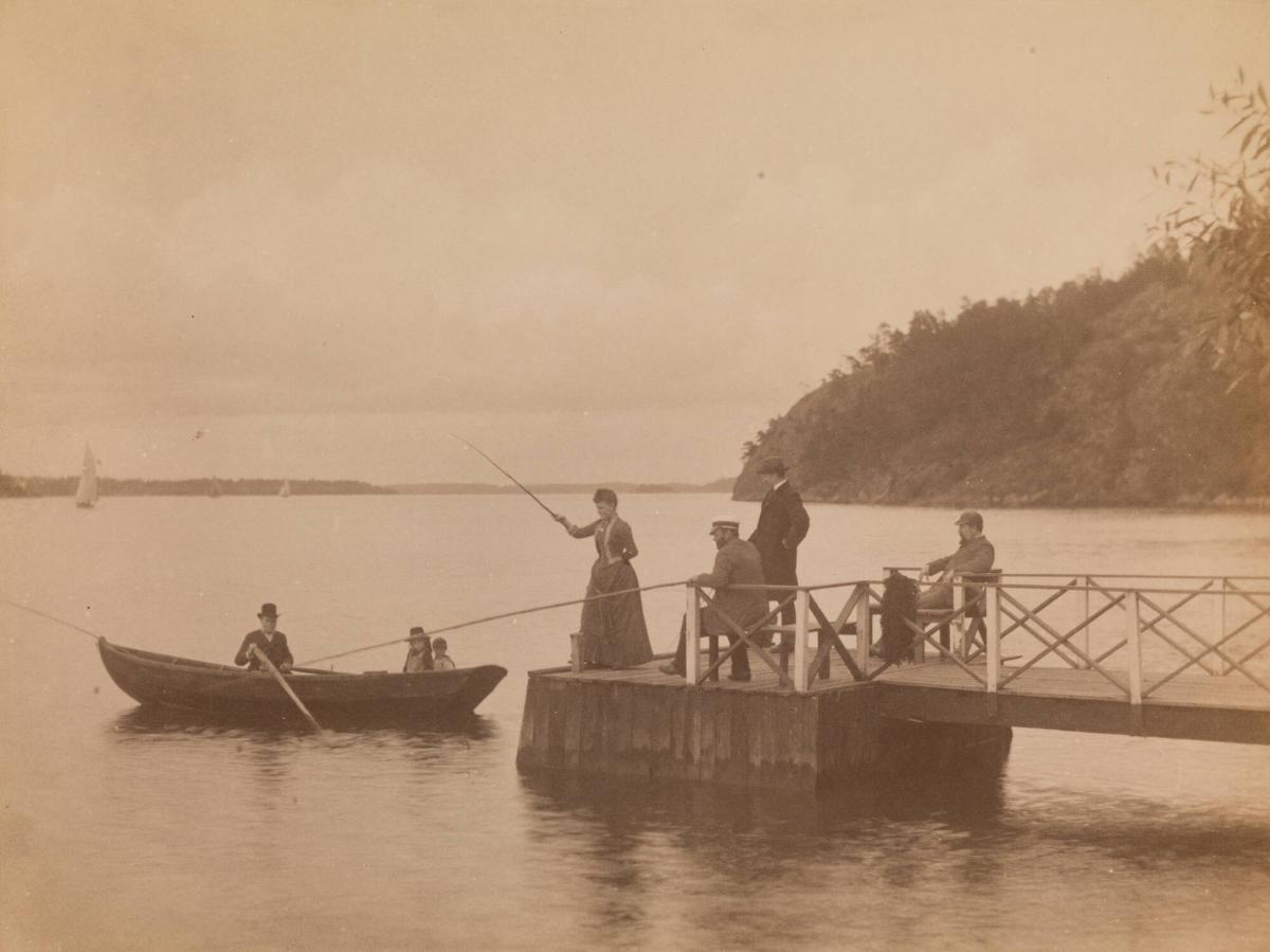 Sällskap metar på brygga