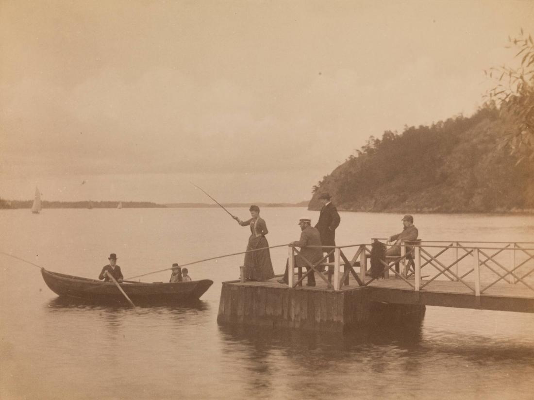 Sällskap metar på brygga