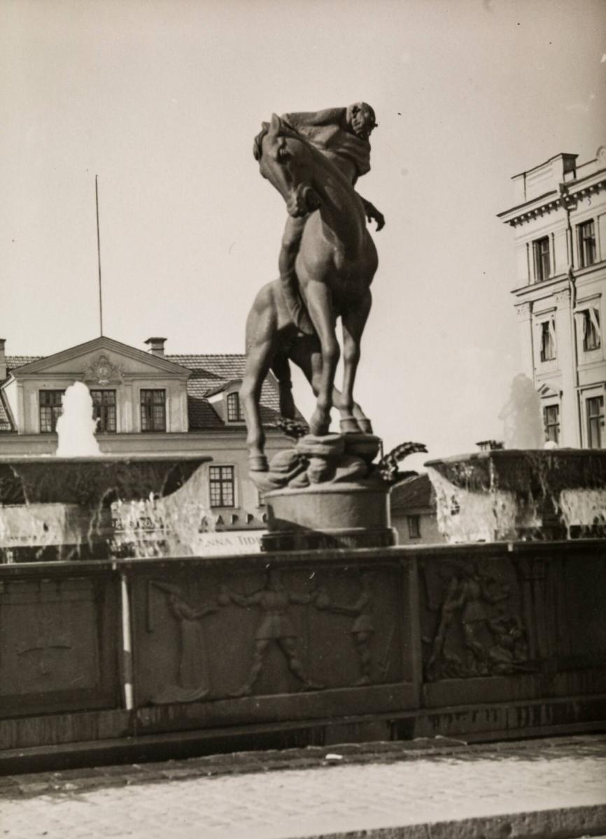 Statue: 'Folke Filbyter' by Carl Milles, Linköping