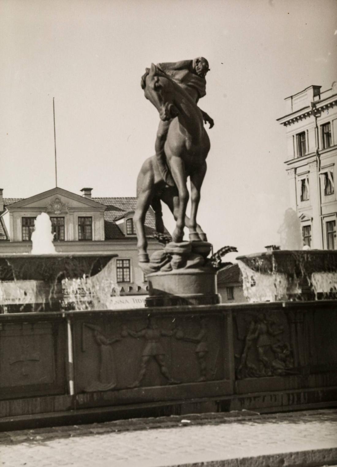 Statue: 'Folke Filbyter' by Carl Milles, Linköping