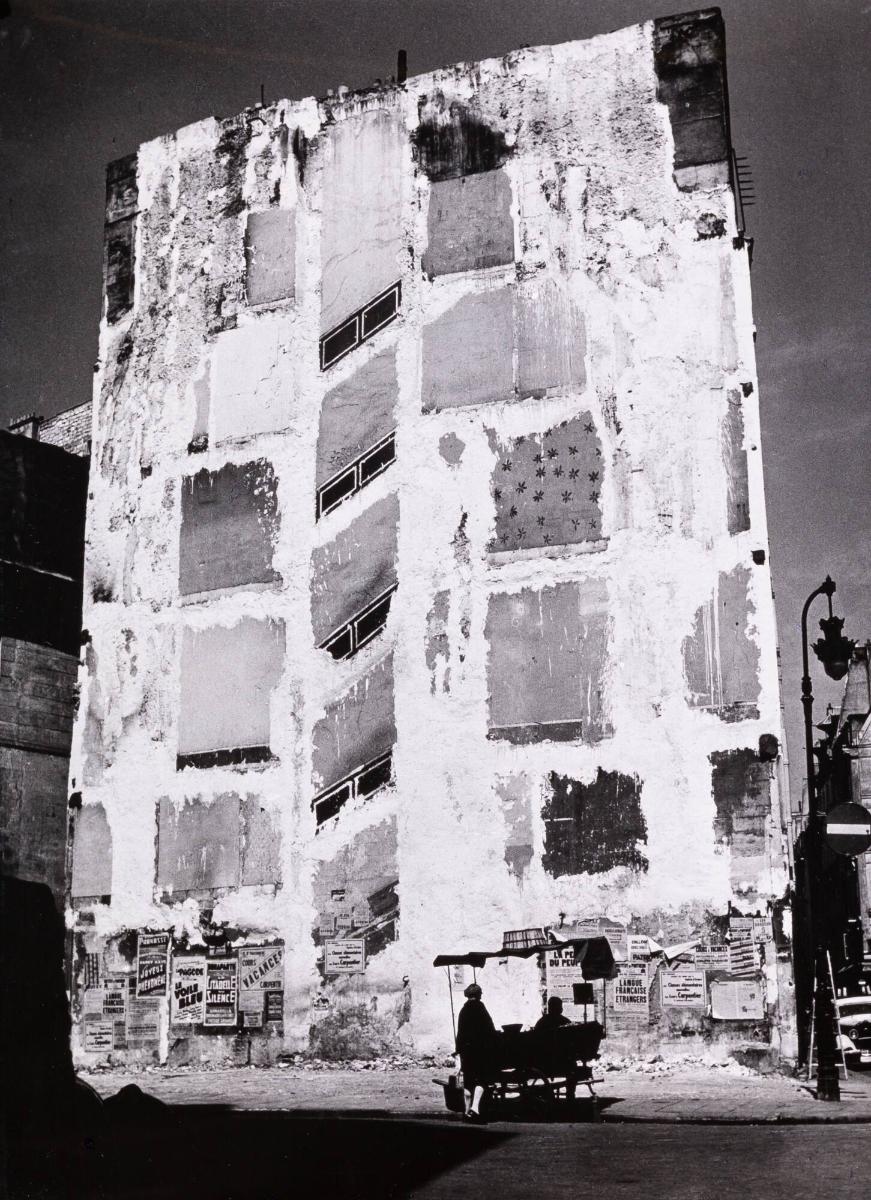 Vid en brandmur, Paris. Ur serien "Strövtåg i Paris"