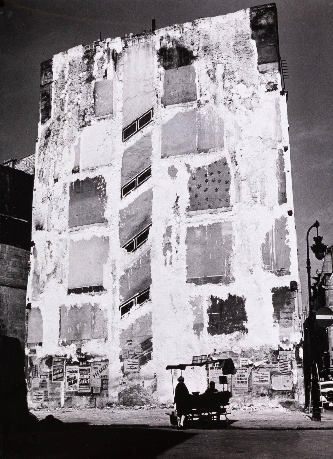Vid en brandmur, Paris. Ur serien "Strövtåg i Paris"