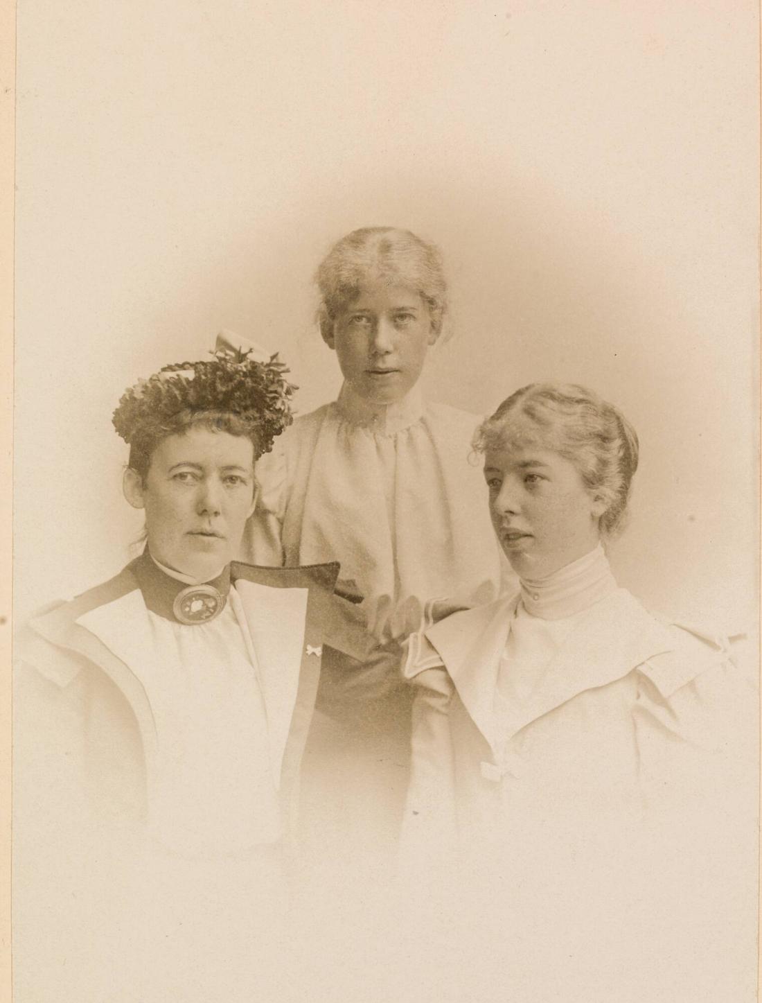 Fru Wendela Carlson, f. Skytte, med döttrarna Wendela och Astrid