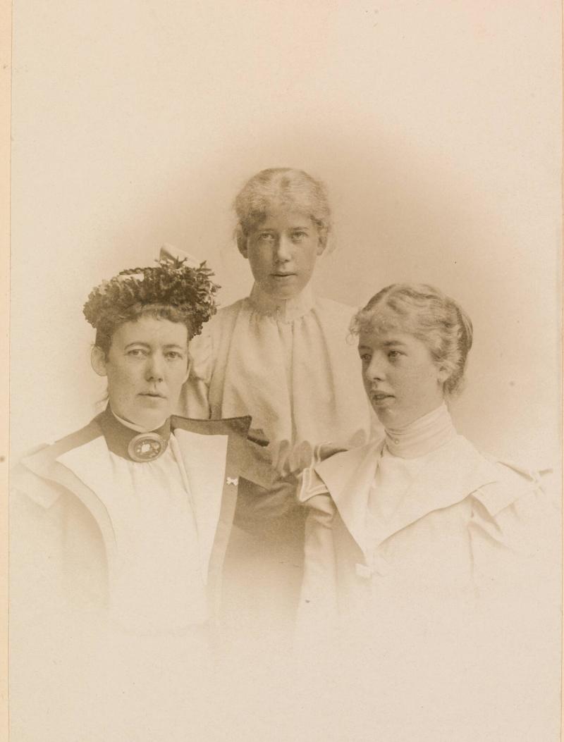 Fru Wendela Carlson, f. Skytte, med döttrarna Wendela och Astrid