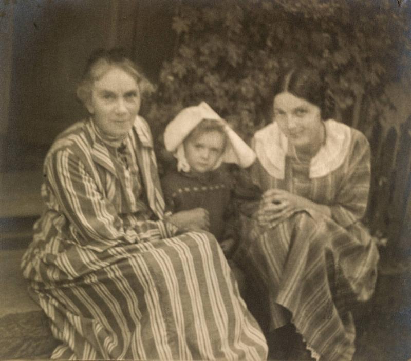 Karin Larsson med dotter och barnbarn