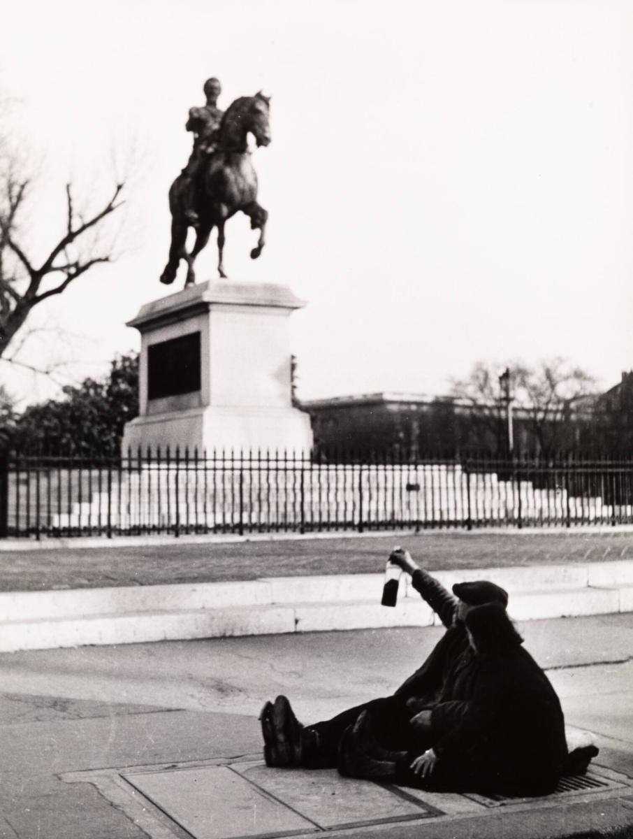 "Skål monument". Ur serien "Det Paris som dricker"
