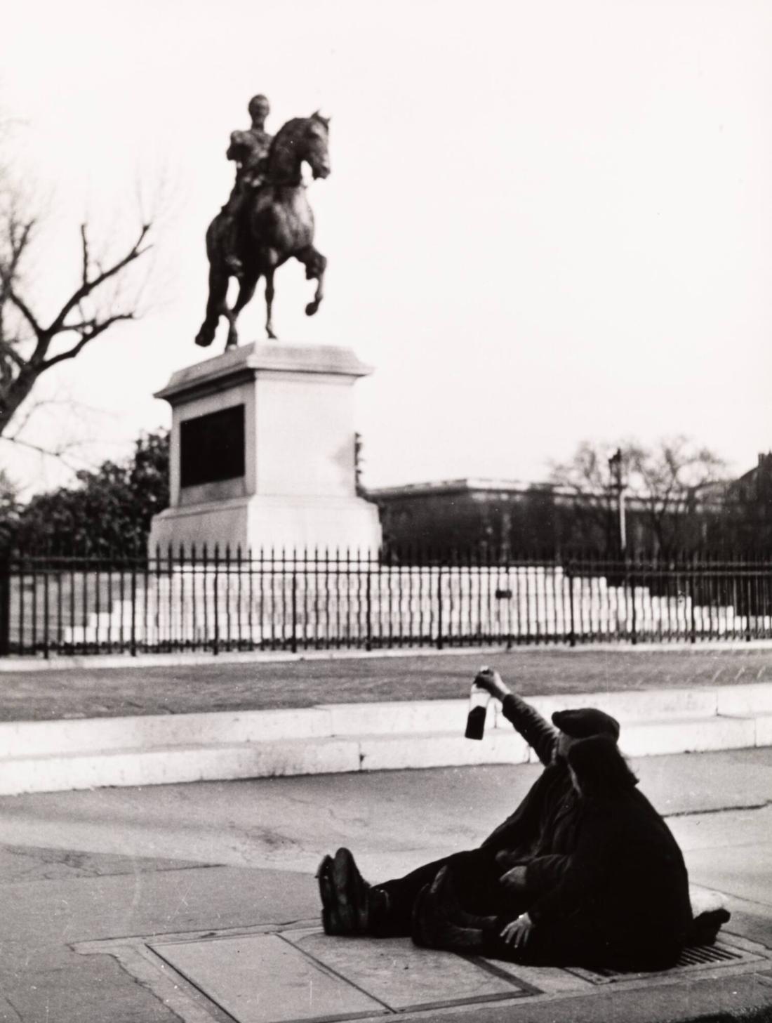 "Skål monument". Ur serien "Det Paris som dricker"