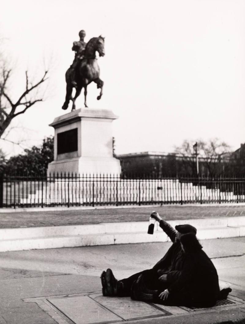 "Skål monument". Ur serien "Det Paris som dricker"