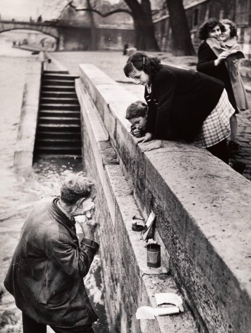 Uteliggarn gör morgontvätt vid Seine