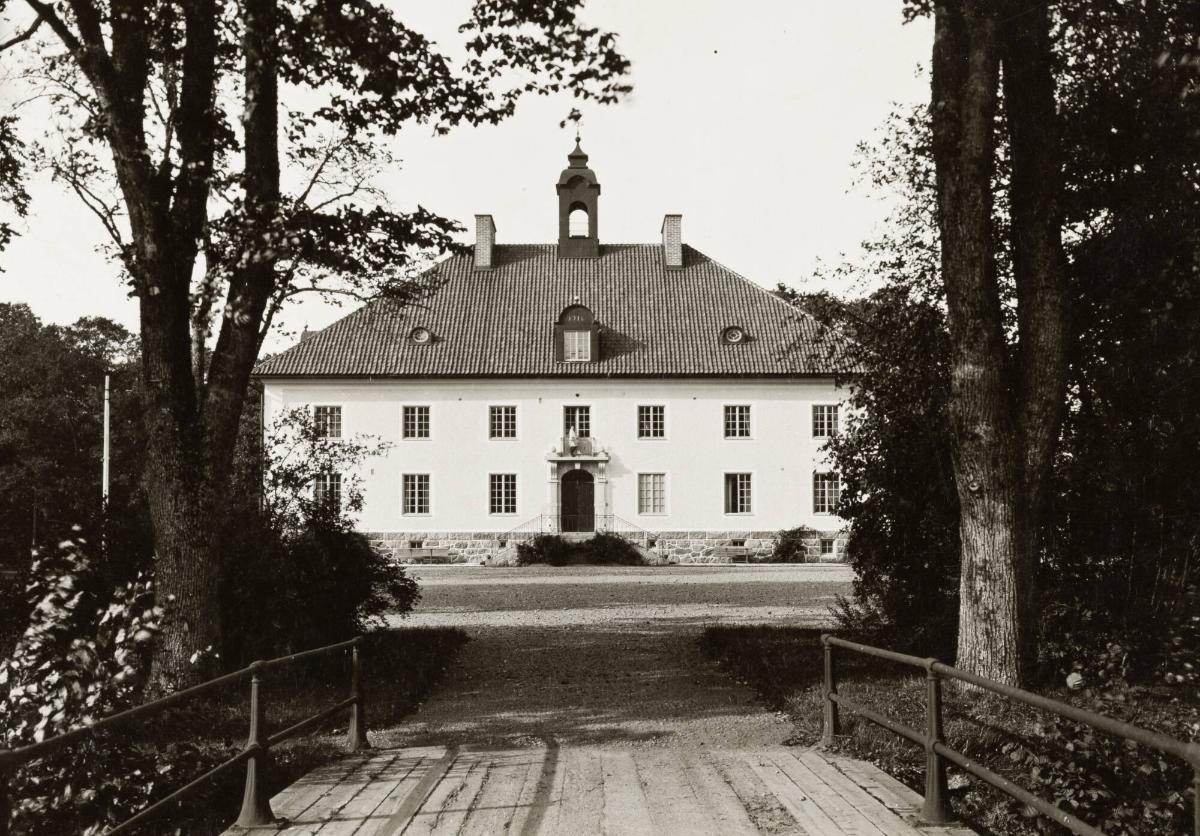 Närke: Laxå vackra moderna herrgårdsbyggnad