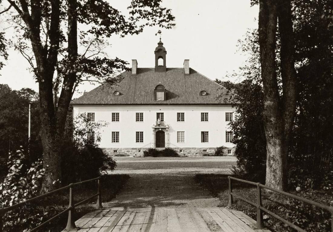 Närke: Laxå vackra moderna herrgårdsbyggnad