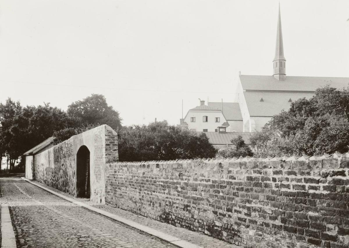 Parti av Klostermuren och Kyrkan