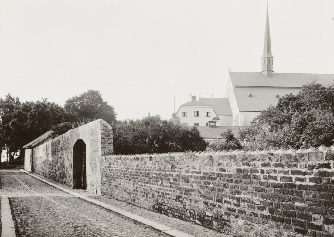 Parti av Klostermuren och Kyrkan