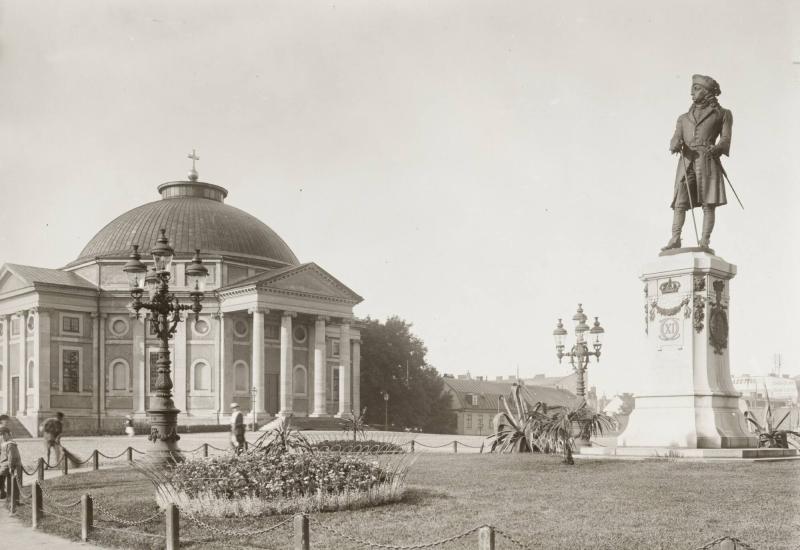 Blekinge. Karlskrona. Stortorget med Hl. Trofaldighetenskyrkan och Karl XI:s staty av J. Börjeson