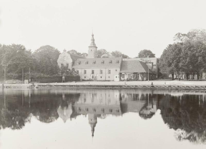 Halland. Halmstads slott, uppfört under 1400-talet, är numera landshövdingeresidens