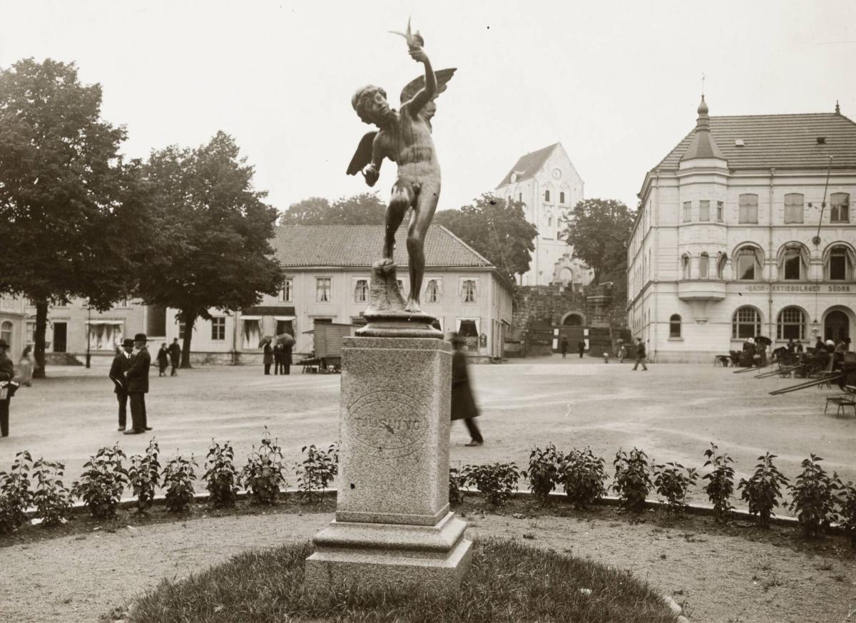 Blekinge: Ronneby. Torget med "Tjusning" av Per Hasselberg