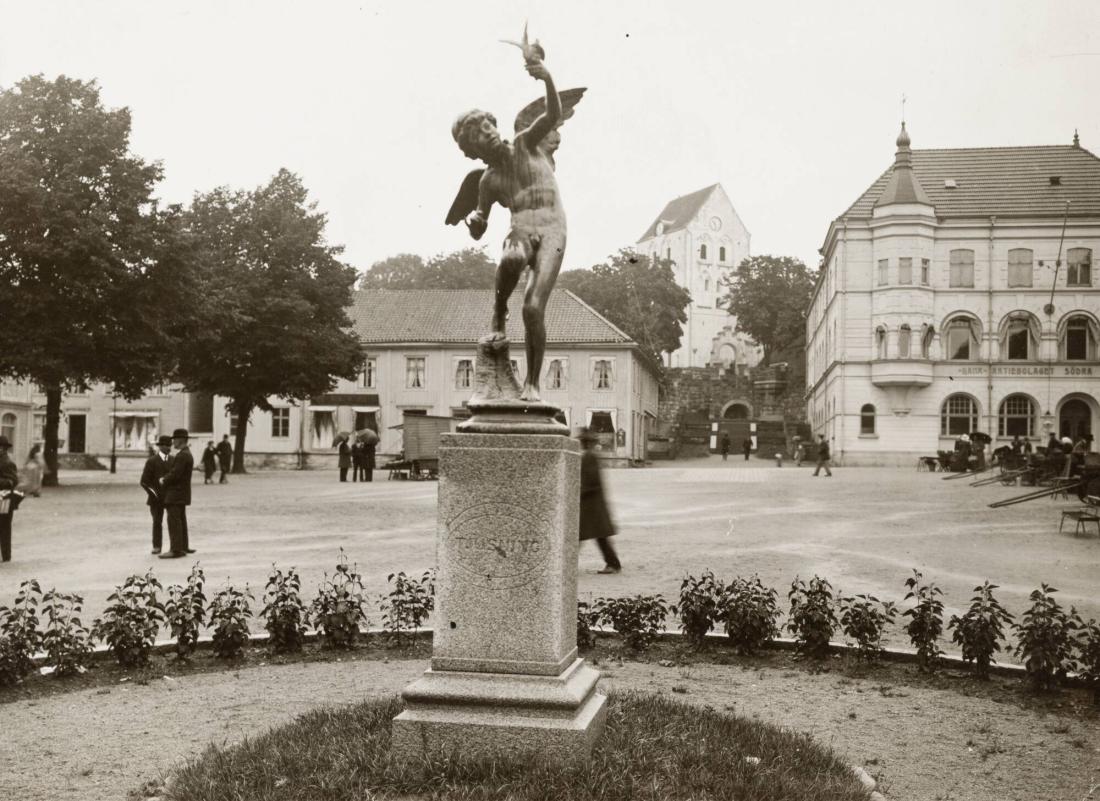 Blekinge: Ronneby. Torget med "Tjusning" av Per Hasselberg