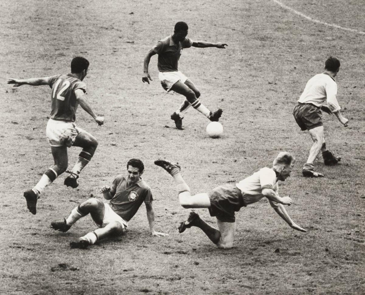 Dansen går i ring kring fotbollen i VM-finalen på Råsunda Sverige- Brasilien