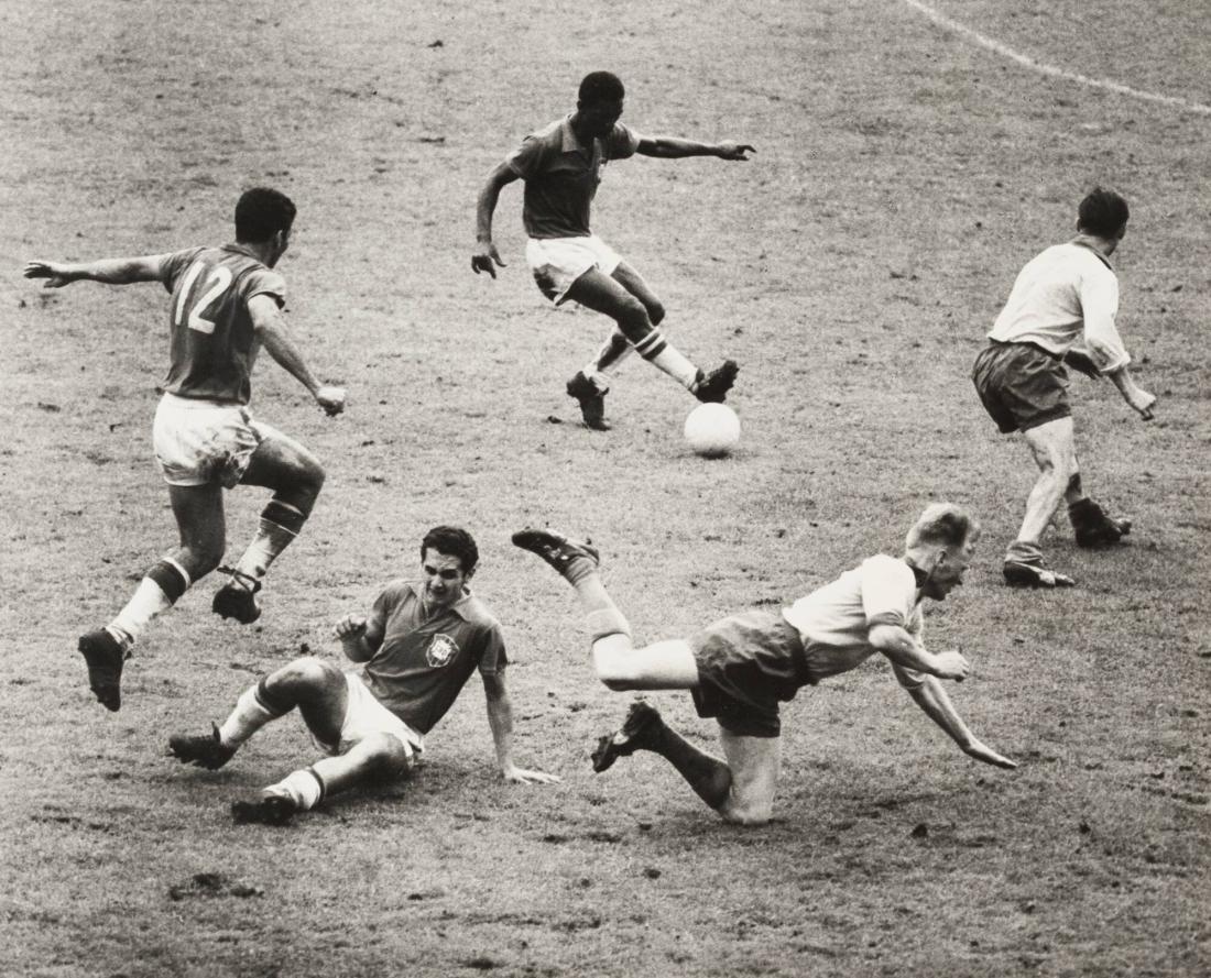 Dansen går i ring kring fotbollen i VM-finalen på Råsunda Sverige- Brasilien