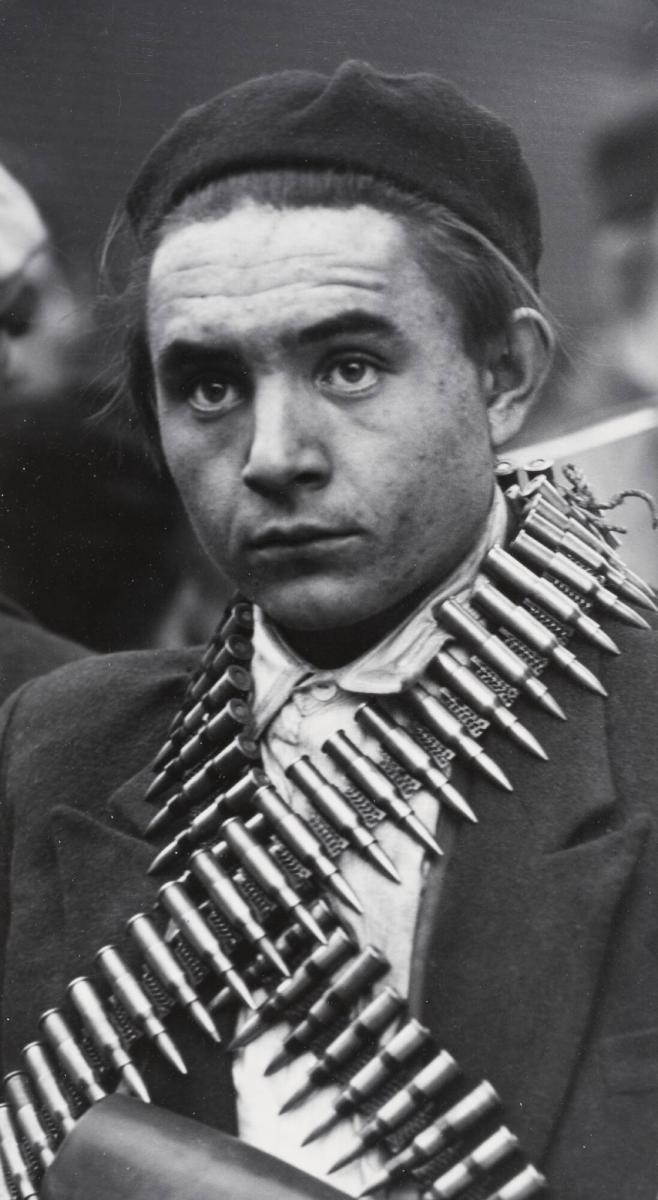 Ung motståndsman med patronband runt halsen, Budapest, Ungernkrisen november 1956