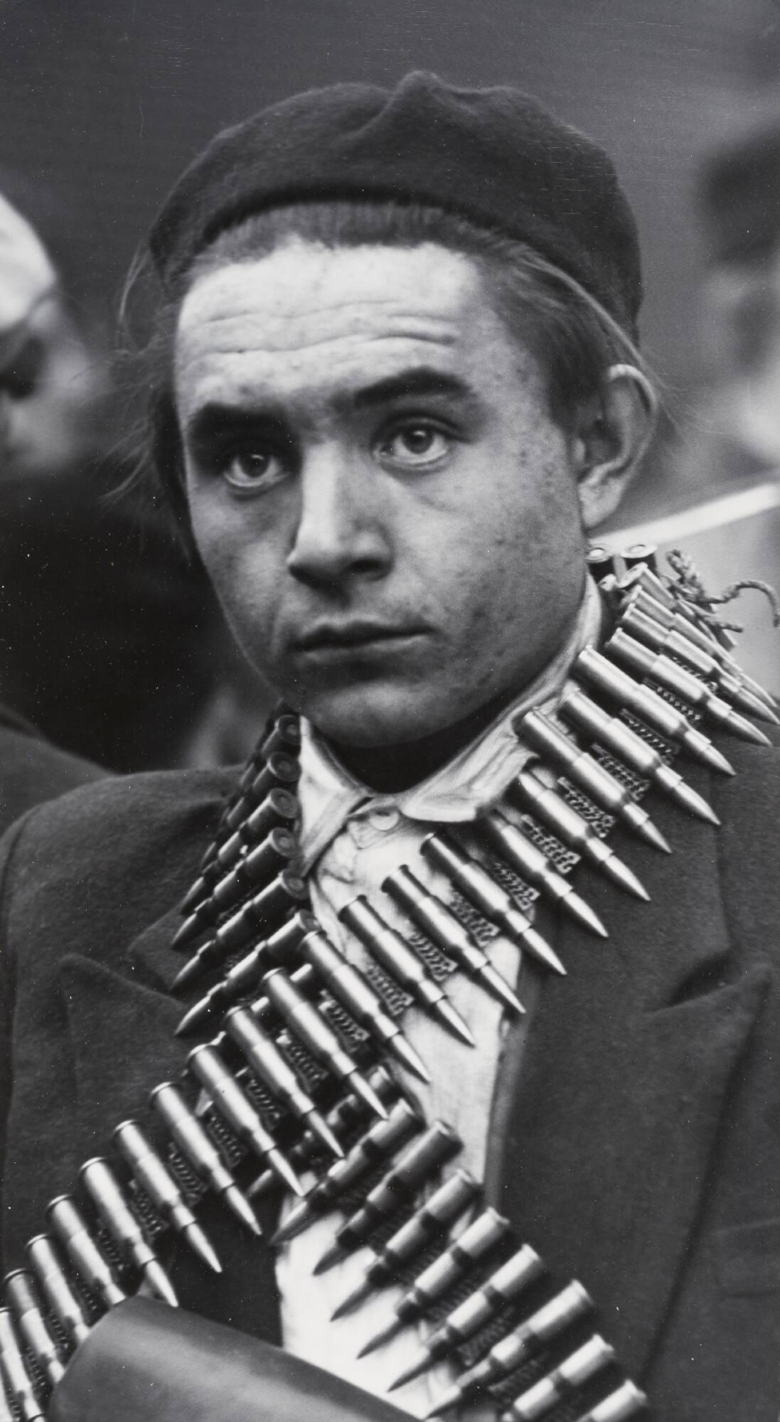 Ung motståndsman med patronband runt halsen, Budapest, Ungernkrisen november 1956