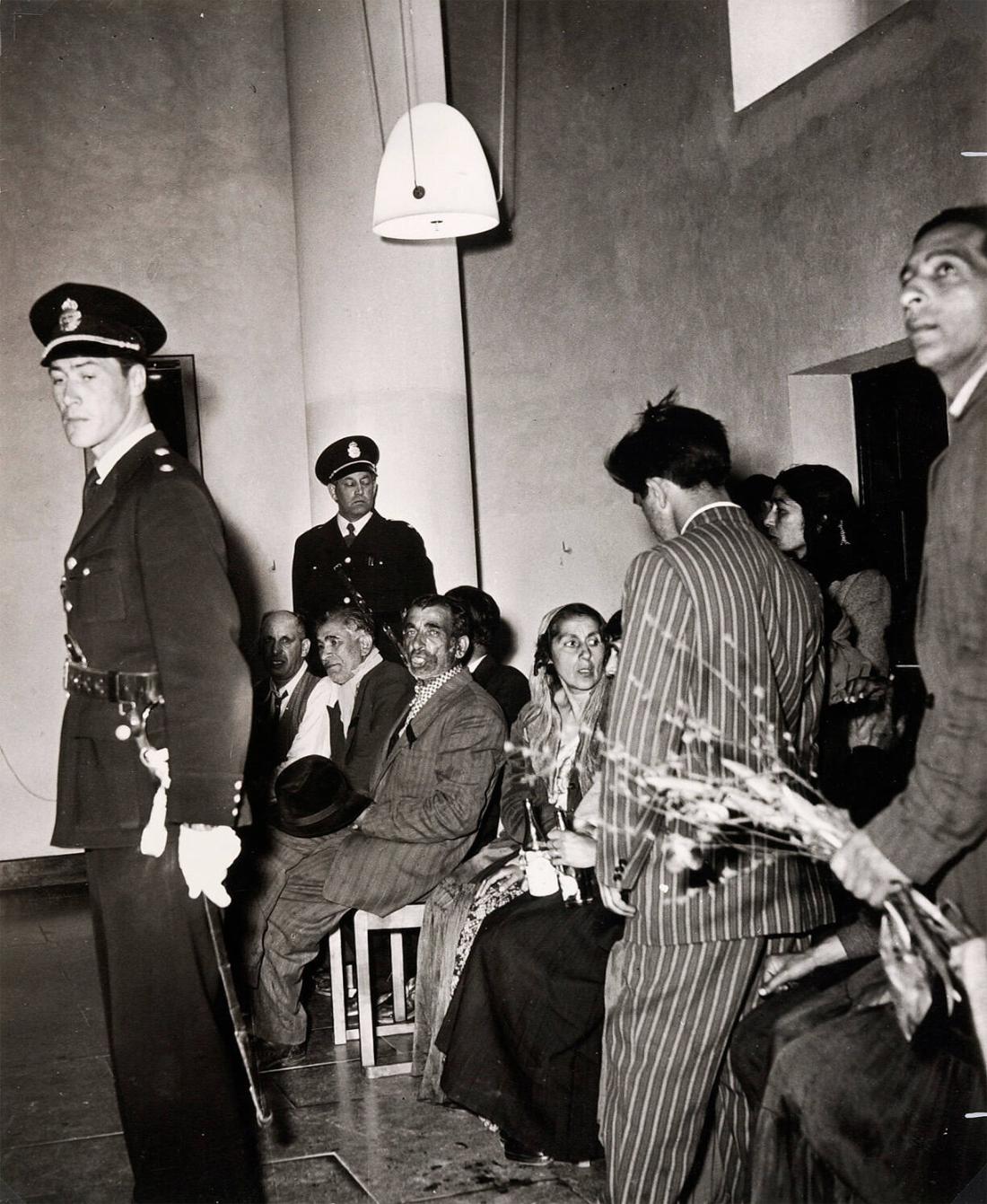 I begravningskapellet hålla polisen en överflödig uppsikt. Ur serien "Zigenarväg"