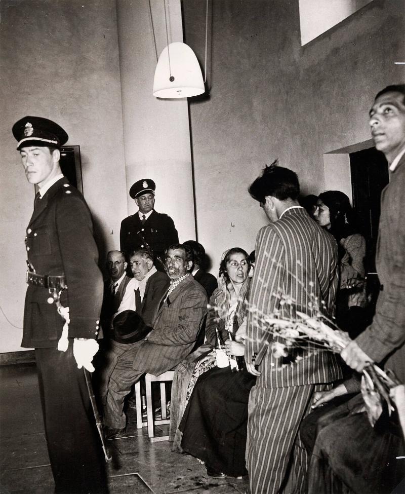 I begravningskapellet hålla polisen en överflödig uppsikt. Ur serien "Zigenarväg"