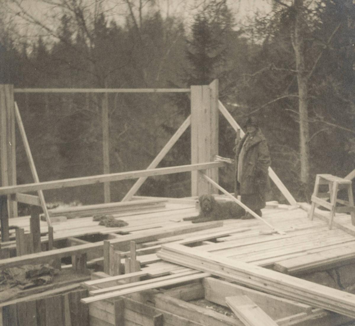 Ida Goodwin med hund. Huset Airdale, Solsidan, Saltsjöbaden