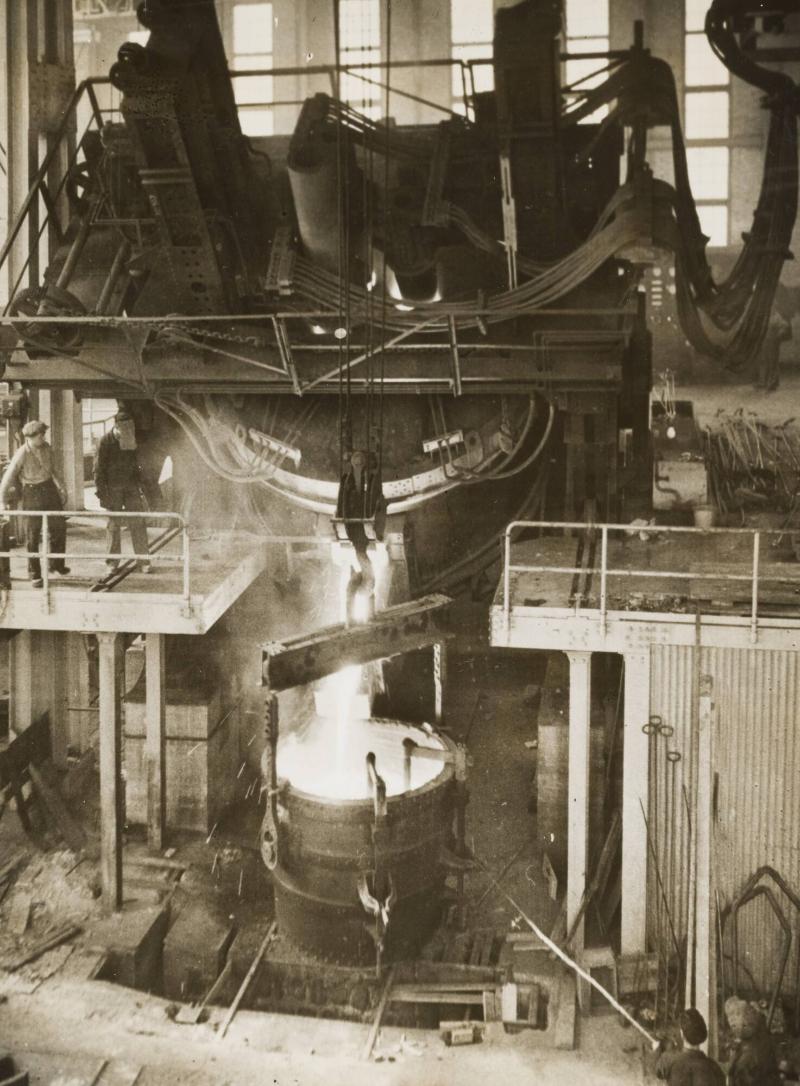 Tappin an Electric Arc Furnace at The Sandvik Steel Works. Elektronisk ljusbågsugn