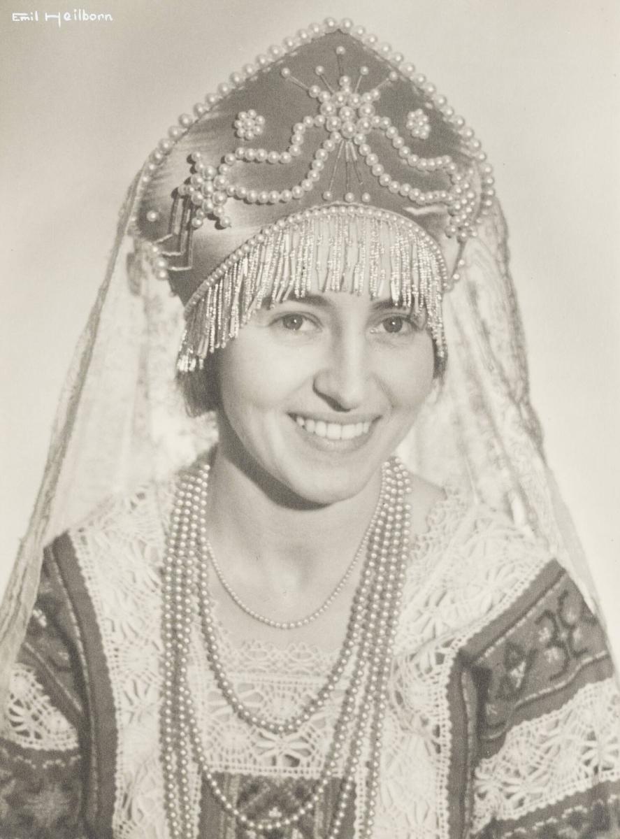 Fru Elisabeth Heilborn i rysk folkdräkt (sydd av EH:s mor)