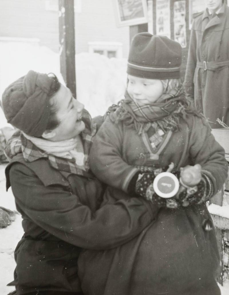 Anna Riwkin och Elle Kari