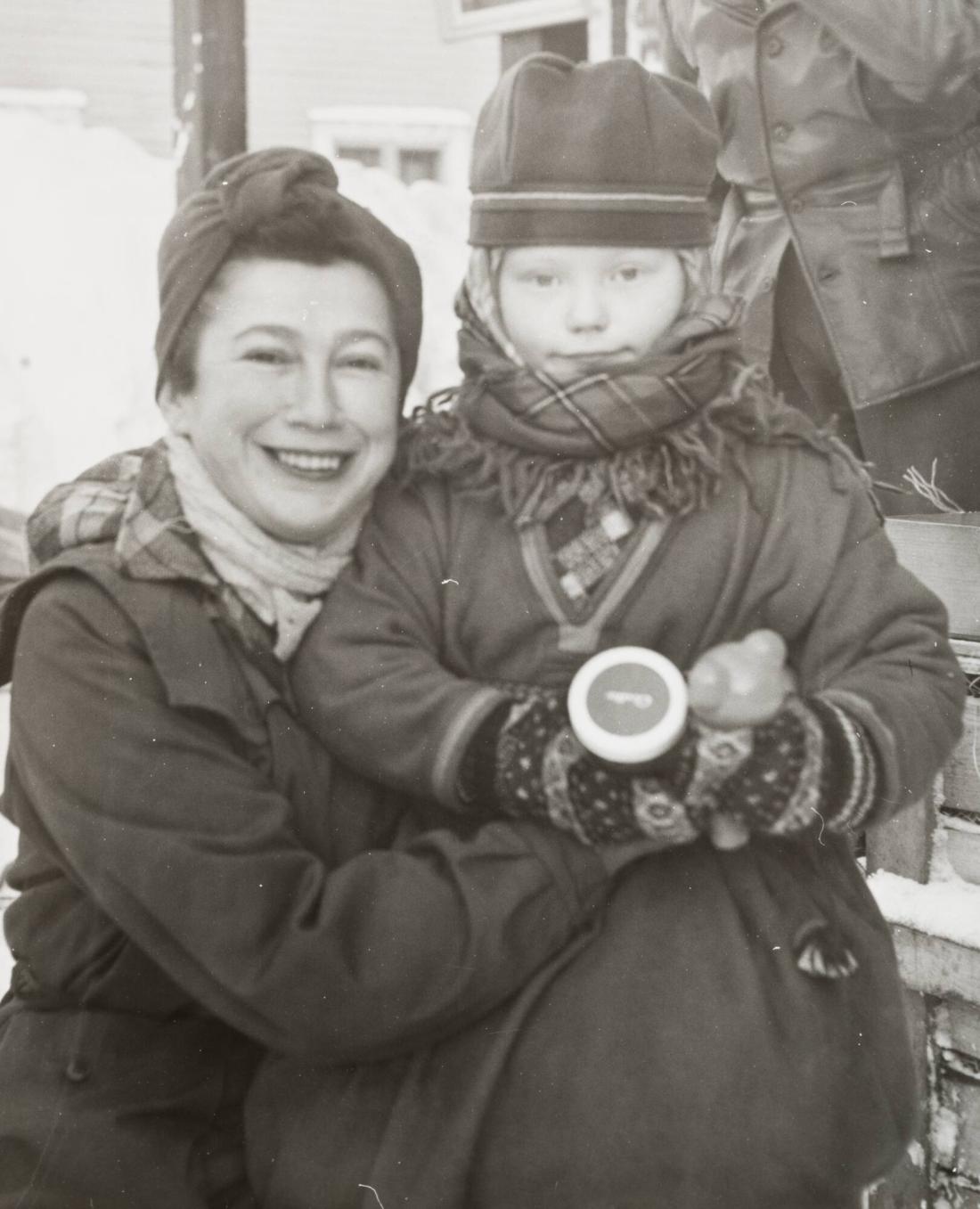 Anna Riwkin och Elle Kari