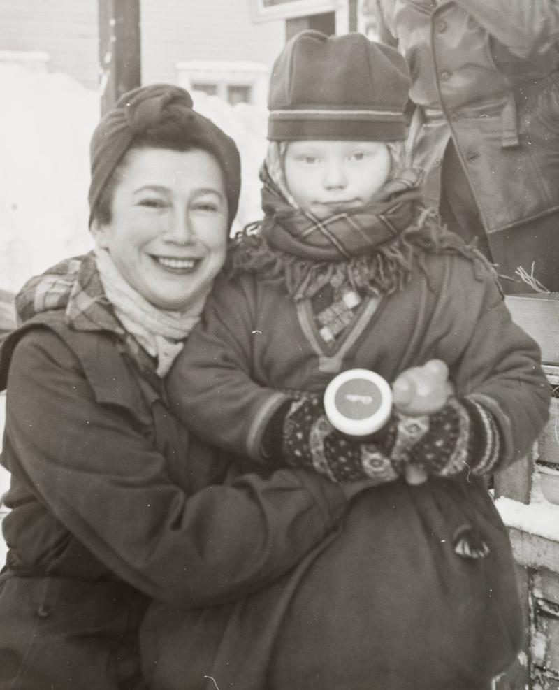 Anna Riwkin och Elle Kari