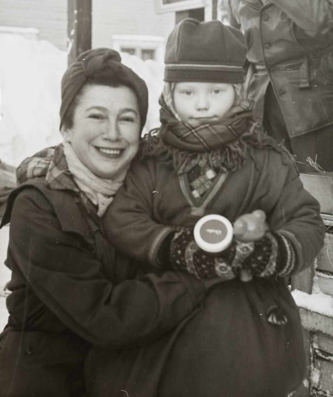 Anna Riwkin och Elle Kari